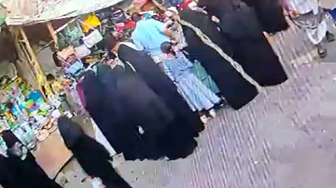 الازدحام في الأسواق والمحلات التجارية في شوارع مدينة الحوطة